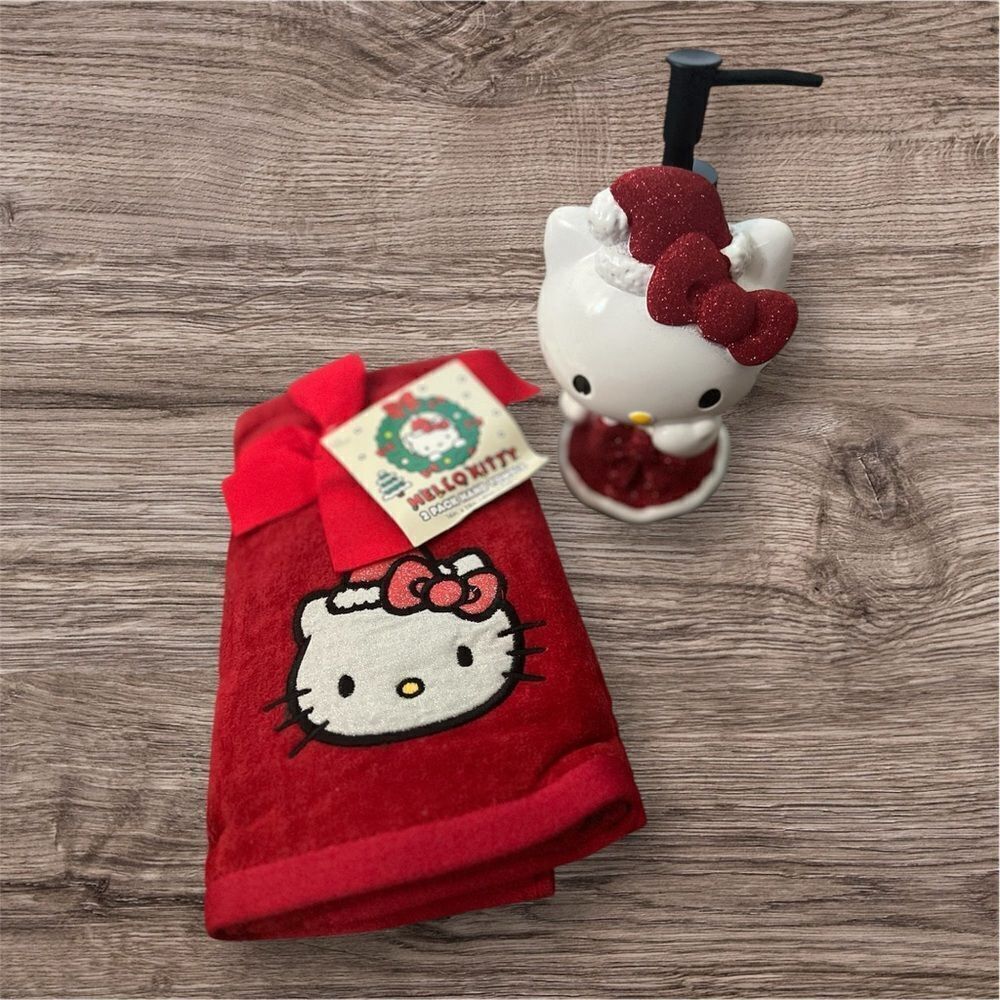 Hello Kitty Christmas‎ Soap Dispenser and Towel Set